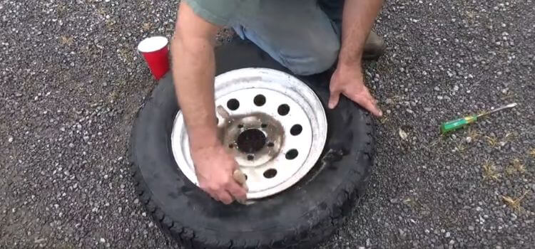 Apply lubricant to the tire bead.
