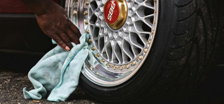 Dry the tire with a clean cloth.