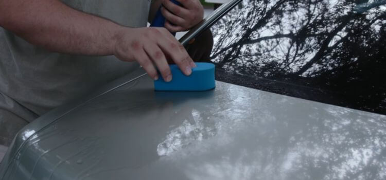 Wet the Nanoskin Autoscrub mitt and apply a lubricating spray to the vehicle's surface.